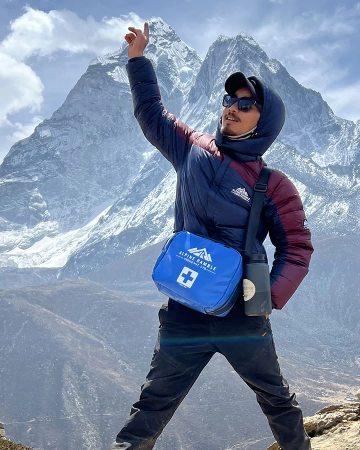 pointing-out-to-amadablam